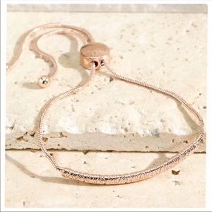✅ Rose gold curved bracelet